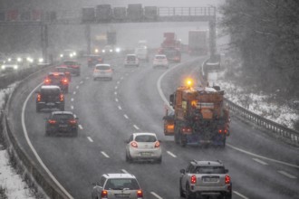The onset of winter in North Rhine-Westphalia, heavy snowfall, A3 motorway near Hilden, near