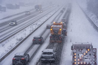 The onset of winter in North Rhine-Westphalia, heavy snowfall, A3 motorway near Hilden, near