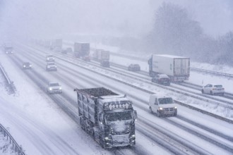 The onset of winter in North Rhine-Westphalia, heavy snowfall, A3 motorway near Hilden, near