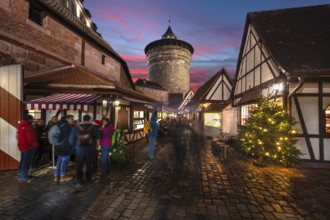 Evening atmosphere in the Handwerkerhof during Advent, the Königstorturm in the back, built around