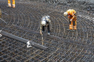 Assembly of reinforcing steel for the reinforced concrete foundation of a wind turbine, a mesh of