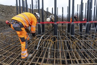Assembly of reinforcing steel for the reinforced concrete foundation of a wind turbine, a mesh of