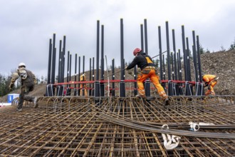 Assembly of reinforcing steel for the reinforced concrete foundation of a wind turbine, a mesh of