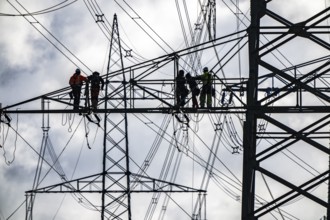 Work on a 380 kV high-voltage overhead line, new construction, along the A57 motorway, near