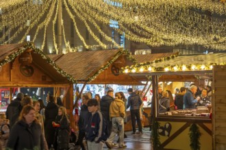 Pre-Christmas time, visitors to de, Christmas market in downtown Essen, on Kennedyplatz, the market