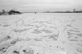 People walk across ice rink, frozen Elbe, Bleckede, Lower Saxony, Germany, January 03, 1997,