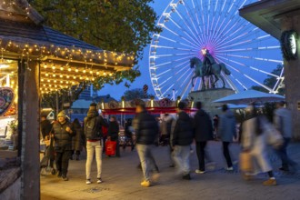 Full city center, shopping street, Kettwiger Straße pedestrian zone in Essen, first takeaways and