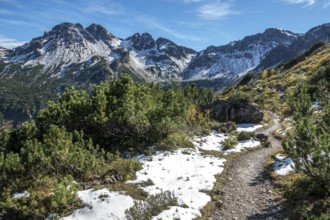 Hiking trail around the pulpit in autumn vegetation, in the back mountains of the Allgäu Alps,