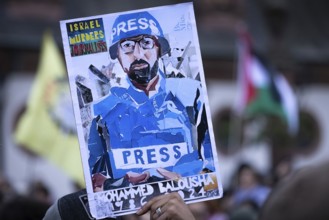 Around 1, 500 people take part in a pro-Palestine demonstration at the Hauptwache in Frankfurt am