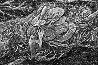 Das Wandbild mit dem Titel Weltbaum 2, Werden, Sein, Vergehen von Ben Wagin am S-Bahnhof