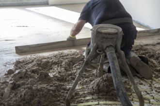 Delivery and installation of flowing screed in new buildings