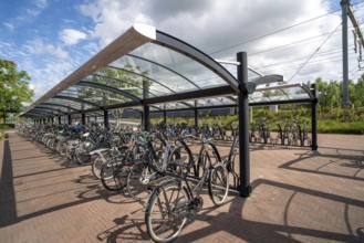 Bicycle parking spaces and boxes on the cycle path in the east of Utrecht, at Utrecht-Lunetten