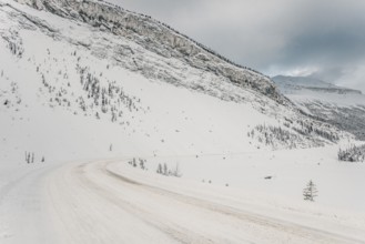 Winter road trip on the Icefields Parkway with lots of snow and ice, Banff National Park, Jasper