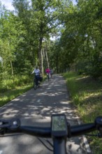 Long-distance cycle path F28, so-called Doorfietsroute, through cycle path, in the province of