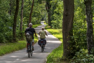Long-distance cycle path F28, so-called Doorfietsroute, through cycle path, in the province of