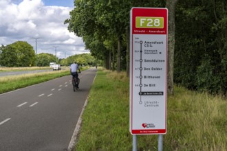 Long-distance cycle path F28, so-called Doorfietsroute, through cycle path, in the province of