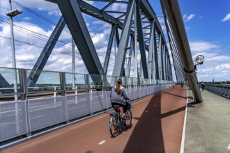 Cycle and pedestrian bridge Snelbinder Brug, over the river Waal near Nijmegen, was added to the