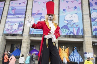 Dulce Compania stilt figures at the Lollapalooza Festival in the Olympiastadion and on the Maifeld,