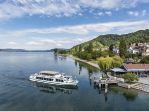 Ausflugsschiff, Kursschiff MS Großherzog Ludwig am Schiffanleger der Gemeinde Sipplingen, Luftbild,