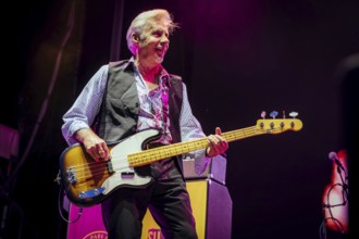 Glen Matlock, bassist of the Sex Pistols ft. Frank Carter live at the Berlin Zitadelle Spandau on