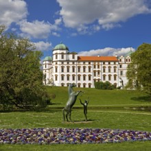 Artwork with the title Hengst Wohlklang in der Freiheitsdressur by Ulrich Conrad in the park of