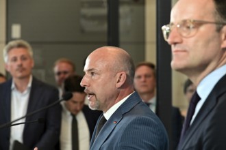 On the right, the chairman of the CDU/CSU parliamentary group, Jens Spahn (CDU), and his deputy