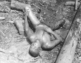 War victims, civilians. Presumably Shangai or in the immediate vicinity. Second World War in Asia.