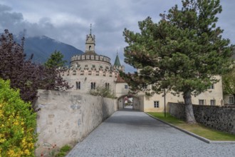Left: Castel Sant'Angelo, Romanesque around 1200, Castel Saint Angelo, Neustift St Margarethen