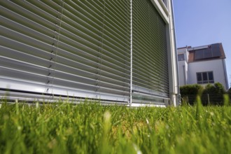 External blind on a large sliding window