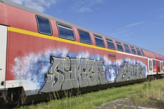 Double-decker carriage, double-decker train, double-decker carriage with graffiti