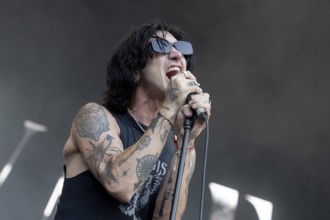 Remington Leith, singer, frontman, Palace Royale, rock band, USA, live open air at the Citadel