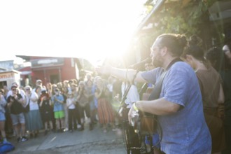 The Chrosiv choir plays and sings in front of the bathhouse on the RAW site as part of the Fête de