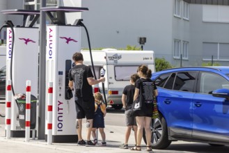 Merklingen charging park in the Swabian Alb. There are charging stations from Ionity and Tesla at