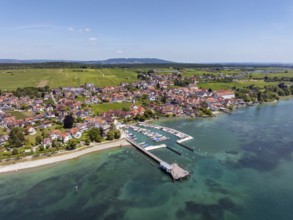 Luftbild von der Bodenseegemeinde Hagnau, Winzerdorf und beliebter Ferienort am Bodensee, dahinter