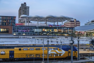 The central station Utrecht Centraal, at the shopping centre Hoog Catharijne and station concourse,