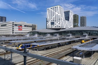 Utrecht Centraal railway station, tracks and concourse, trains of Nederlandse Spoorwegen N.V. state