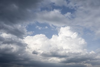 Dramatische Wolkenformation vor einem Sommergewitter, aufziehendes Unwetter, Extremwetter,