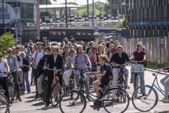 Central cycle path along the Vredenburg, behind the main station, Utrecht Centraal, in the city