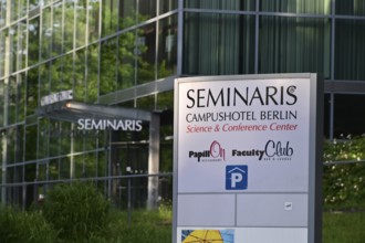 The Seminaris Campus Hotel is located between university, cultural and scientific institutions on