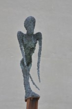 Sculpture Dying, Unbearable Lightness by Frank Seidel, modern art, bronze sculpture, dying,