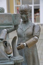 Town fountain by Bonifatius Stirnberg 2000, bronze sculptures on the historical town history with