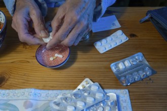 Daily compilation of medication at the dining table, Basyern, Germany