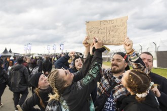 Marian from Braunschweig has a vote on the colour of pesto (red vs. green) at the Rock am Ring