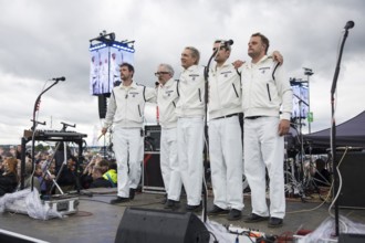 Steffen Israel (guitarist and keyboarder), Felix Brummer (singer), Karl Schumann (guitarist) and