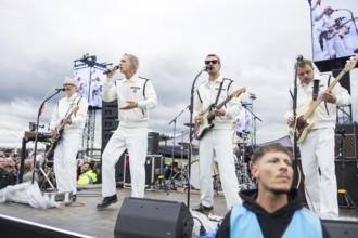 Steffen Israel (guitarist and keyboarder), Felix Brummer (singer), Karl Schumann (guitarist) and