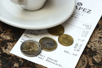 Tip, euro coins with receipt