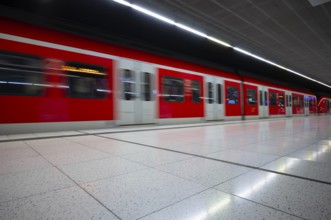 Underground incoming S-Bahn, train, class 420 in traffic red, platform, stop, Stadtmitte station,