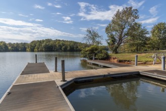 Floating dock on Pin Oak Lake at the Pin Oak Campground in Natchez Trace State Park near