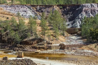 Rio Tinto mining area, river with red-colored water, views along the touristic railroad line, Minas