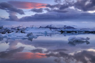 Evening mood at the Jökulsárlón glacier lagoon, icebergs floating behind the Vatnajökull glacier,